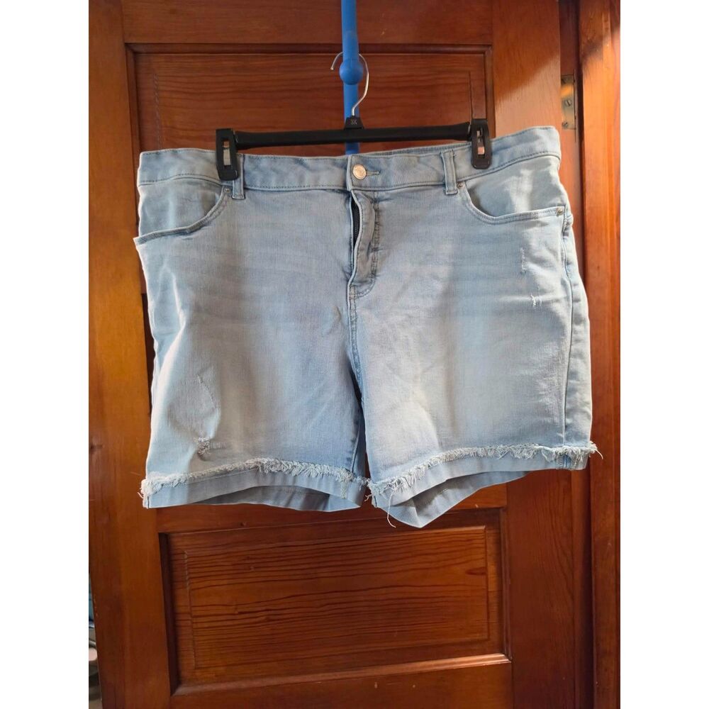 Terra & Sky Women’s Size 22W Light Wash Denim Shorts Raw Frayed Hem Stretch
